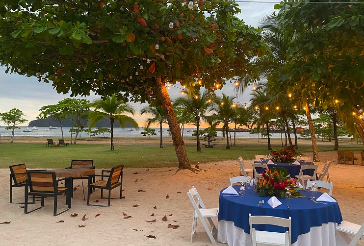 Relaxing beachfront dining scene popular among Americans buying property abroad, capturing the lifestyle awaiting those who buy a home in Costa Rica.
