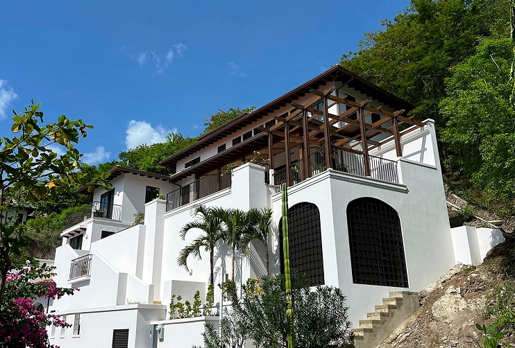Modern Costa Rican villa financed by Volo Loans, illustrating secure international home loans for U.S. buyers
